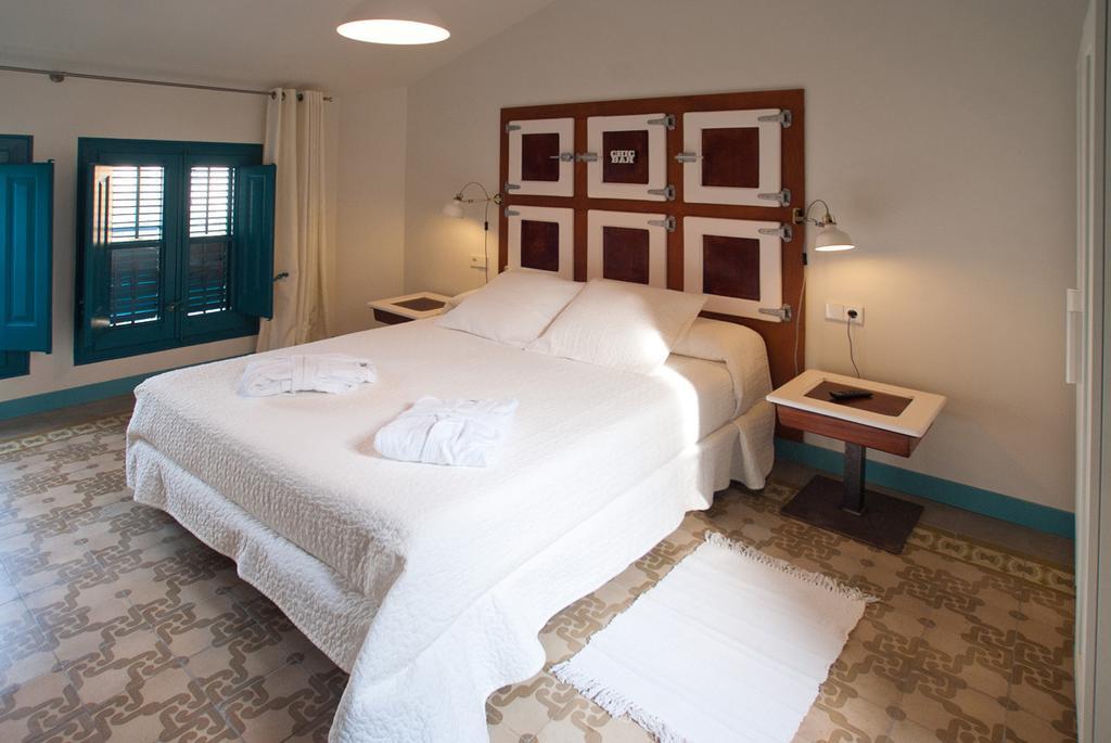 Hotel Hostal Chic サン・フェリウ・ダ・ギショルス 部屋 写真